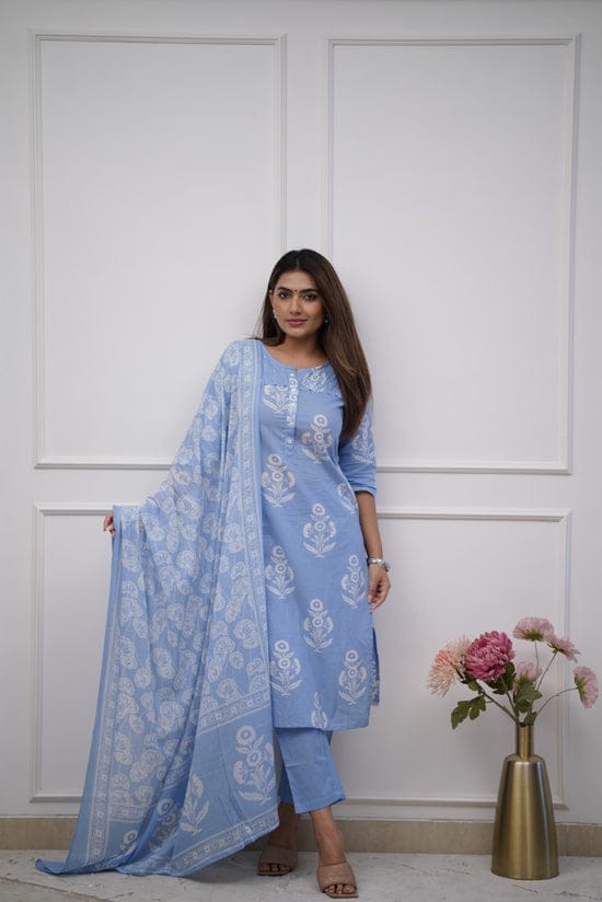 Dress like a ‘day-dream’ in this pretty Rust straight suit set. Featuring flowy pattern kurta with straight pants and matching dupatta, this set is exclusively made with Cottan 60×60 fabric.