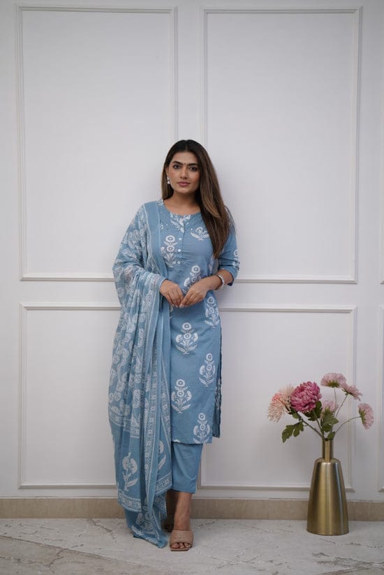 Dress like a ‘day-dream’ in this pretty Rust straight suit set. Featuring flowy pattern kurta with straight pants and matching dupatta, this set is exclusively made with Cottan 60×60 fabric.