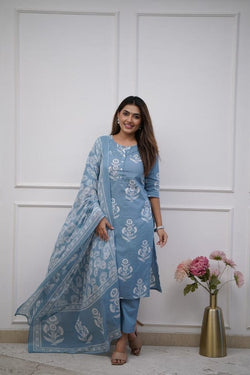 Dress like a ‘day-dream’ in this pretty Rust straight suit set. Featuring flowy pattern kurta with straight pants and matching dupatta, this set is exclusively made with Cottan 60×60 fabric.