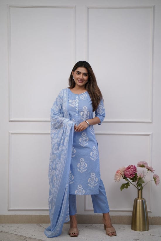 Dress like a ‘day-dream’ in this pretty Rust straight suit set. Featuring flowy pattern kurta with straight pants and matching dupatta, this set is exclusively made with Cottan 60×60 fabric.