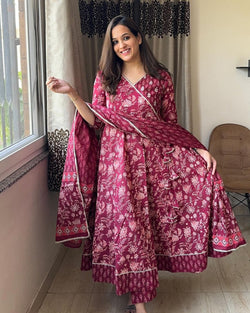 Look straight out of a dreamy movie set as &nbsp;you turn around and walk in this elegant flaired suit ! The perfect of traditional wear New anarkali kurta set with angrakha style...