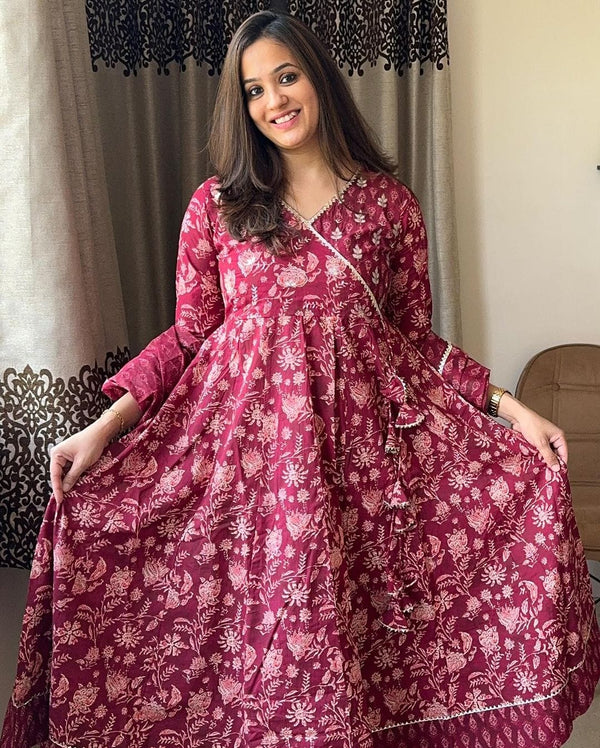 Look straight out of a dreamy movie set as &nbsp;you turn around and walk in this elegant flaired suit ! The perfect of traditional wear New anarkali kurta set with angrakha style...