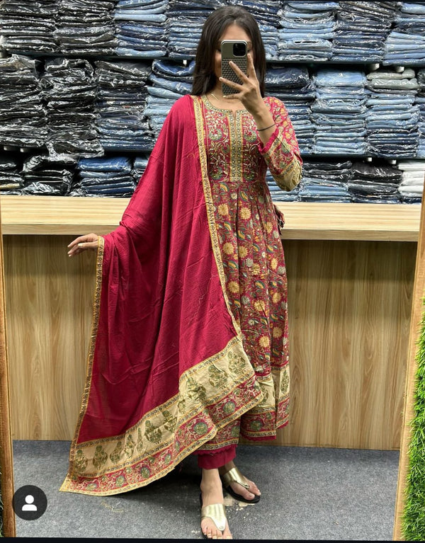 Look straight out of a dreamy movie set as you turn around and walk in this elegant flaired suit ! The perfect of traditional wear