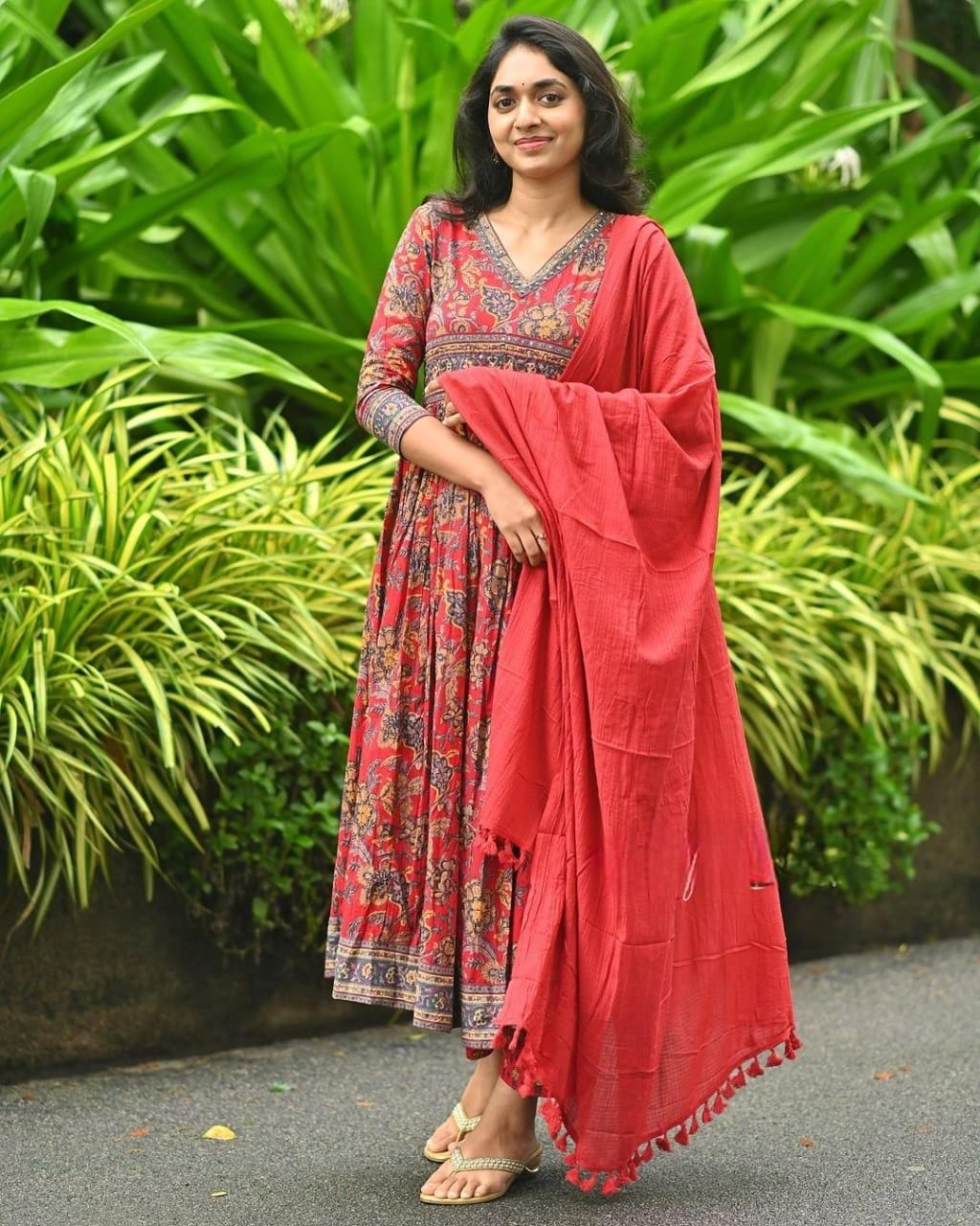 Look straight out of a dreamy movie set as you turn around and walk in this elegant flaired suit ! The perfect of traditional wear (WARED230)