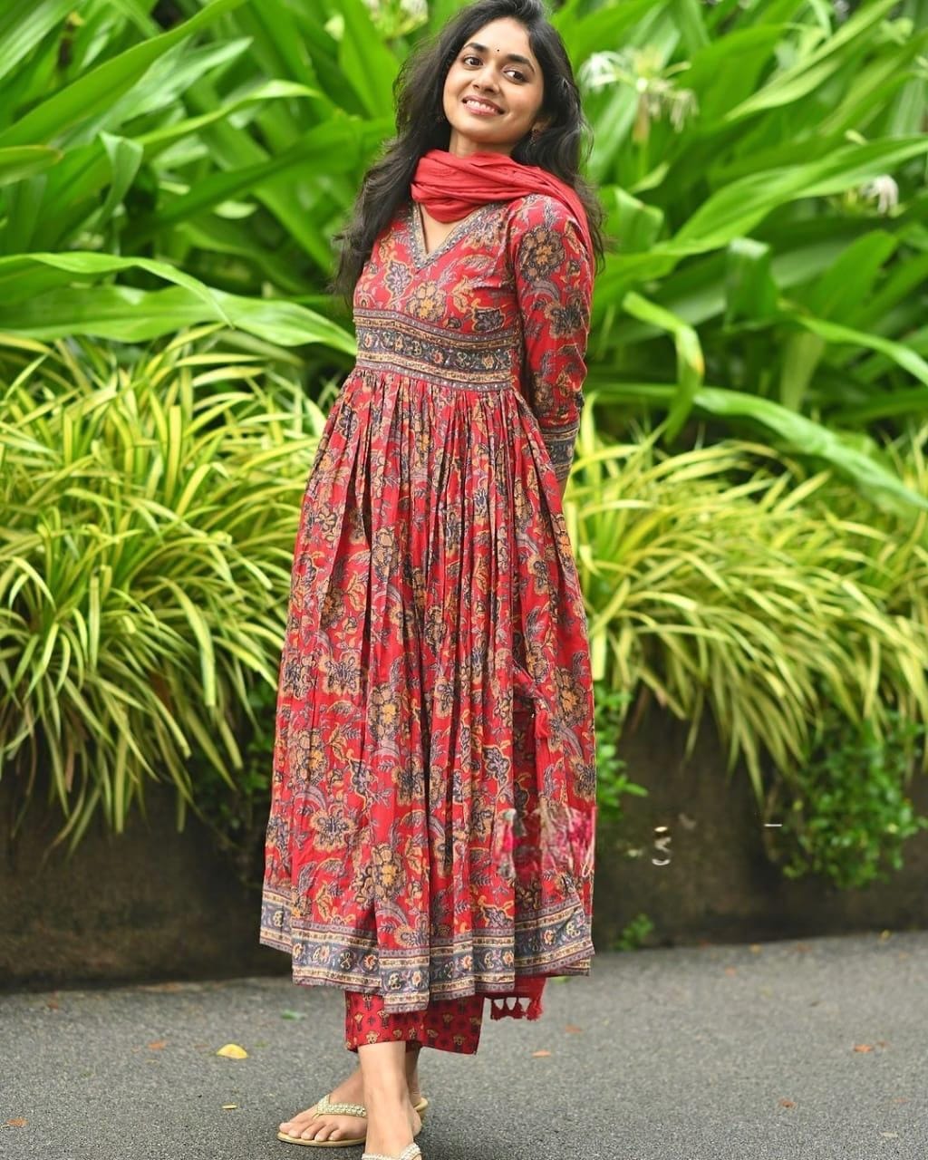 Look straight out of a dreamy movie set as you turn around and walk in this elegant flaired suit ! The perfect of traditional wear (WARED230)