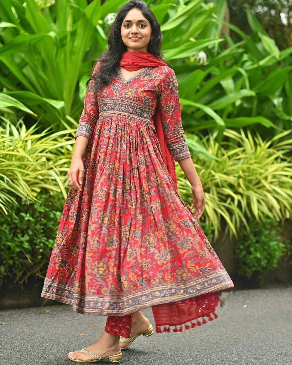 Look straight out of a dreamy movie set as you turn around and walk in this elegant flaired suit ! The perfect of traditional wear (WARED230)