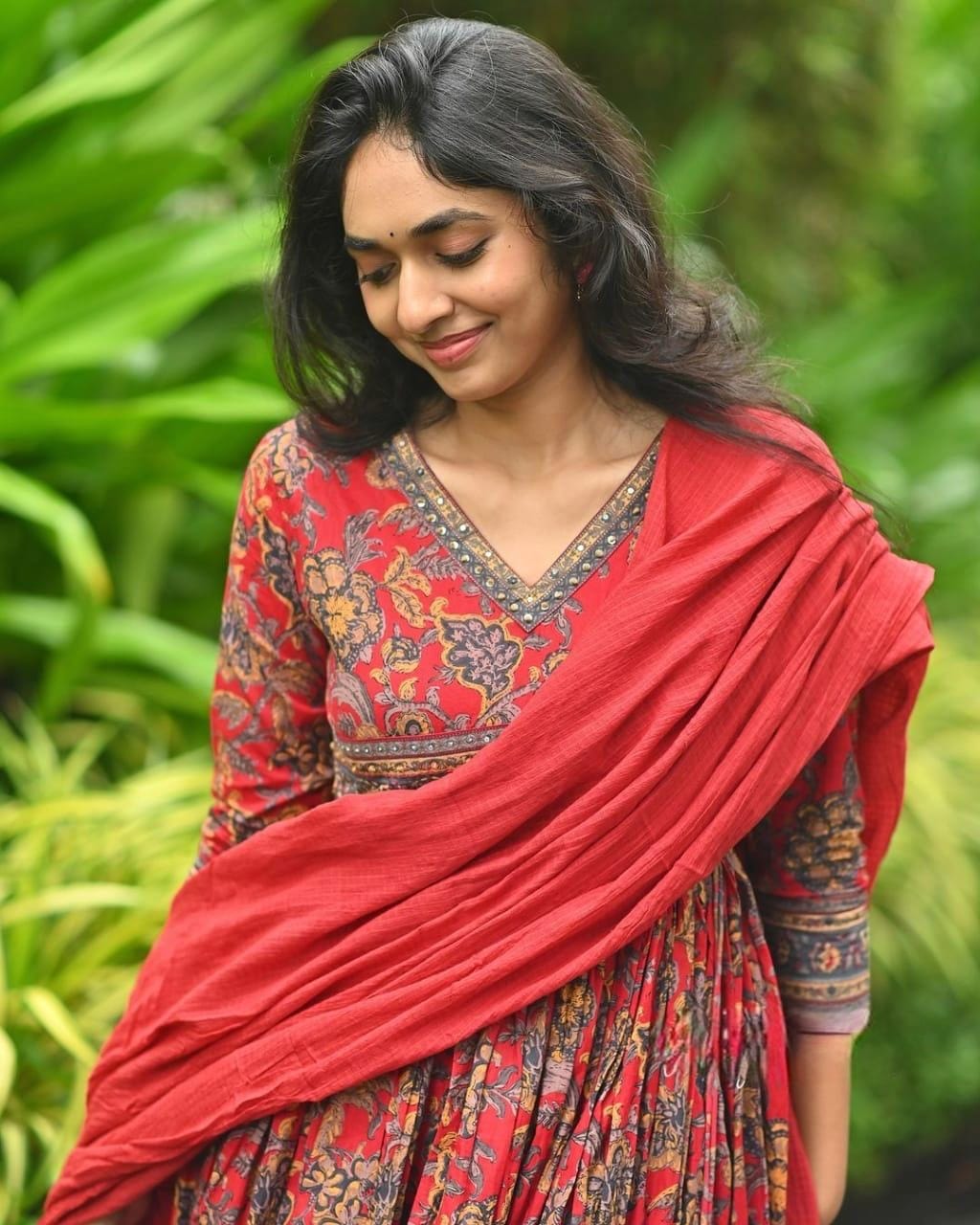 Look straight out of a dreamy movie set as you turn around and walk in this elegant flaired suit ! The perfect of traditional wear (WARED230)