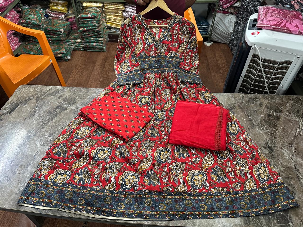 Look straight out of a dreamy movie set as you turn around and walk in this elegant flaired suit ! The perfect of traditional wear (WARED230)