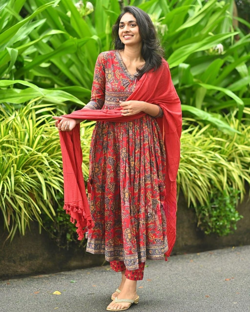Look straight out of a dreamy movie set as you turn around and walk in this elegant flaired suit ! The perfect of traditional wear (WARED230)