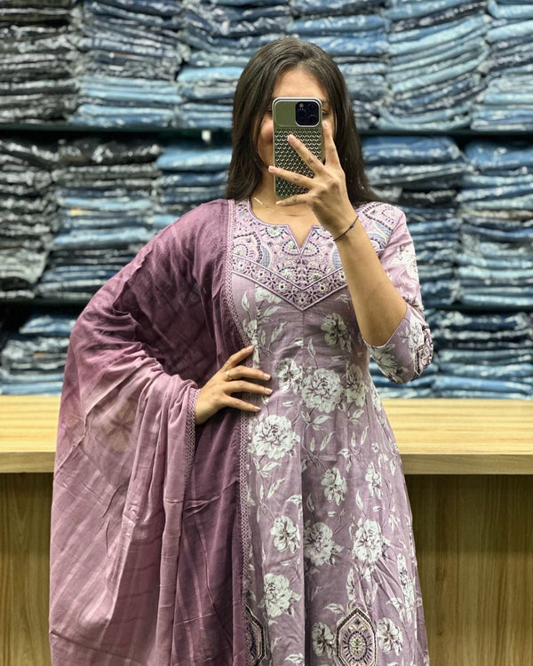 Look straight out of a dreamy movie set asyou turn around and walk in this elegant flaired suit ! The perfect of traditional wear(NFRD279)