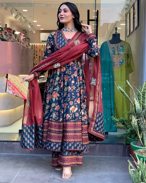 Look straight out of a dreamy movie set as you turn around and walk in this elegant flaired suit ! The perfect of traditional wear