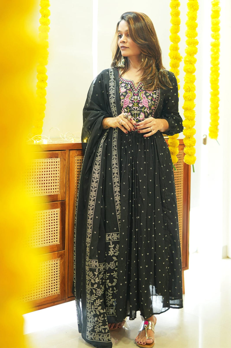 Look straight out of a dreamy movie set as you turn around and walk in this elegant flaired suit ! The perfect of traditional wear