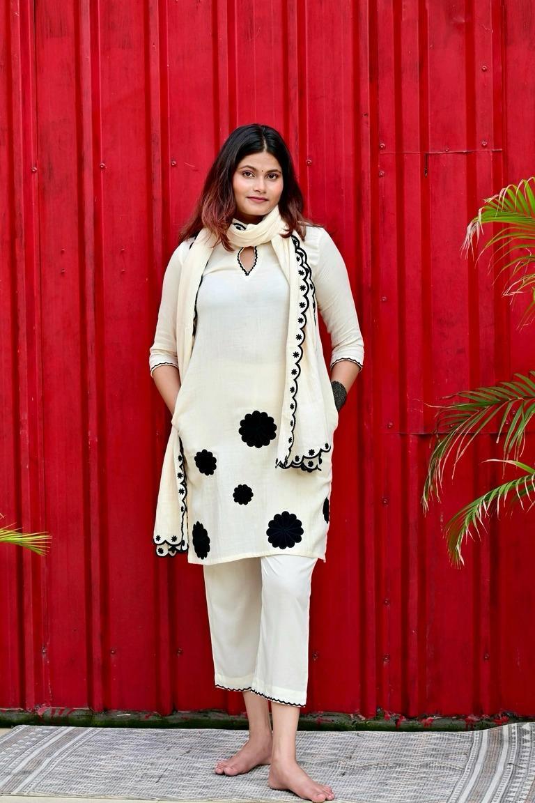 ♦️Off White Short Kurta With Inner Lining, Embroidered Floral Patchwork, Pants Dupatta