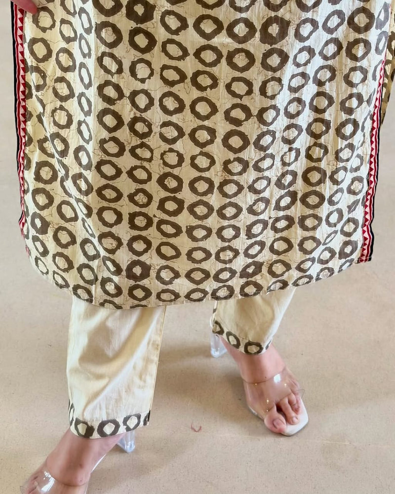 Featuring Fully Elegant Premium Muslin Suit Set Which is Beautifully Decorated With Hand Khatli Work And Original Mirror Work With Butti Pattern.