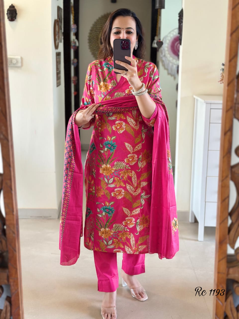 Featuring beautiful Heavy Suit Set which is beautifully decorated with handwork weaving and prints. It is paired with matching pants and dupatta. (WARED75)