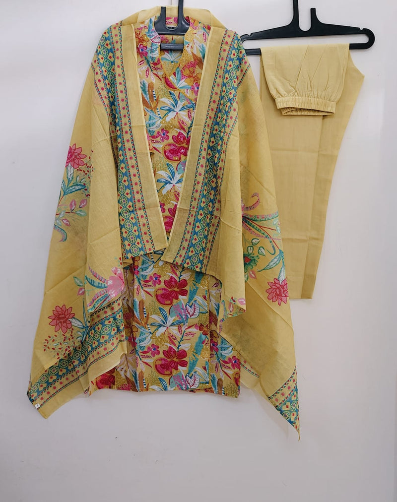 Featuring beautiful Heavy Suit Set which is beautifully decorated with handwork weaving and prints. It is paired with matching pants and dupatta.