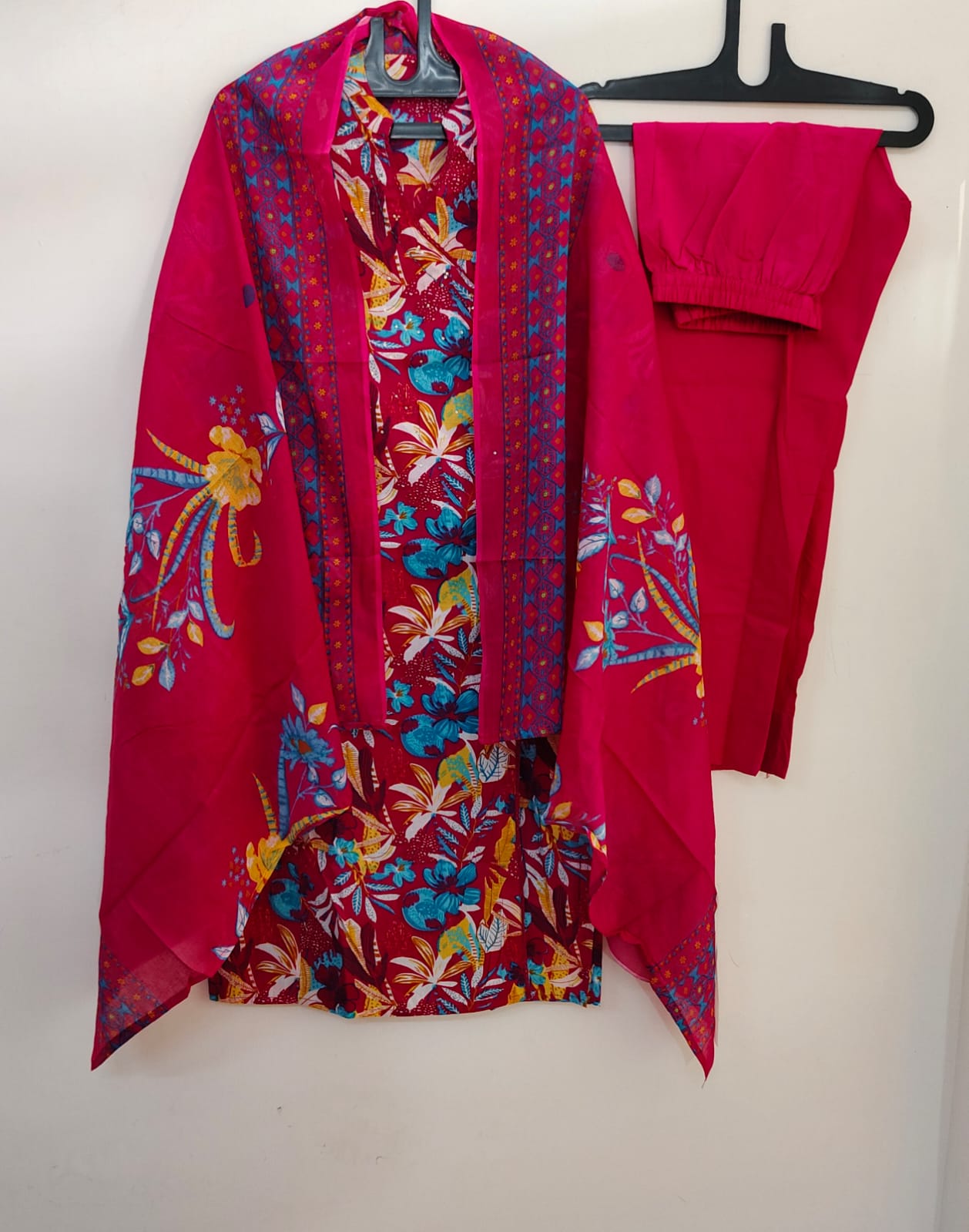 Featuring beautiful Heavy Suit Set which is beautifully decorated with handwork weaving and prints. It is paired with matching pants and dupatta. (WARED75)