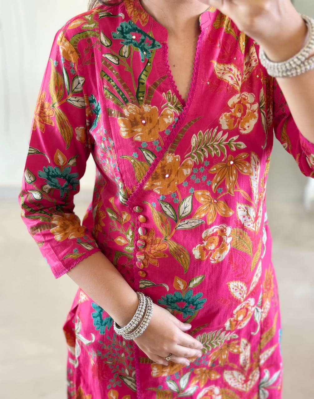 Featuring beautiful Heavy Suit Set which is beautifully decorated with handwork weaving and prints. It is paired with matching pants and dupatta. (WARED75)