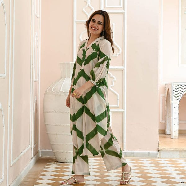 Prepare to elevate your fashion game with the Isha Clamp Co-ord Set. Made from pristine white cotton fabric, (WACD47)