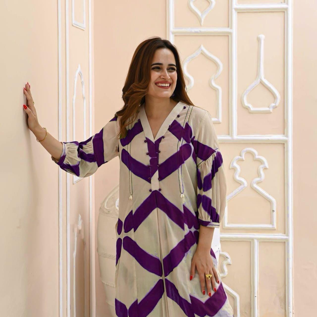 Prepare to elevate your fashion game with the Isha Clamp Co-ord Set. Made from pristine white cotton fabric, (WACD47)