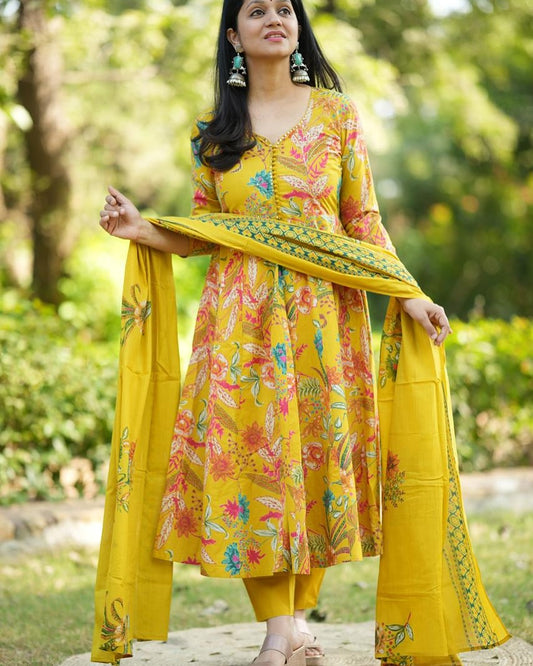 Look straight out of a dreamy movie set as you turn around and walk in this elegant flaired suit ! (WARED84)
