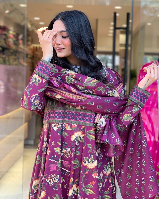 Look straight out of a dreamy movie set as you turn around and walk in this elegant flaired suit ! The perfect of traditional wear(WARED10)