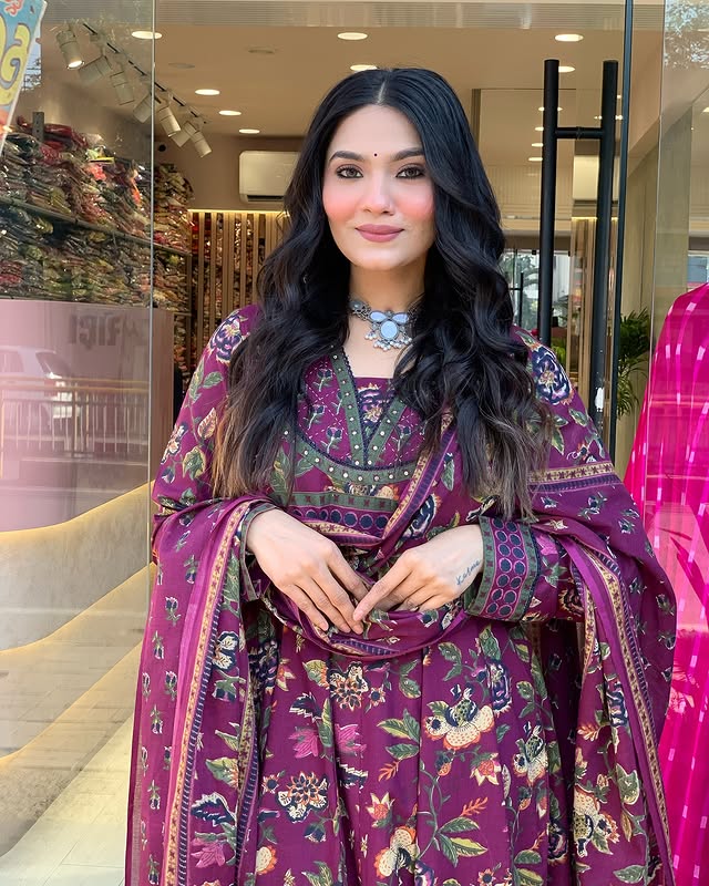 Look straight out of a dreamy movie set as you turn around and walk in this elegant flaired suit ! The perfect of traditional wear(WARED10)