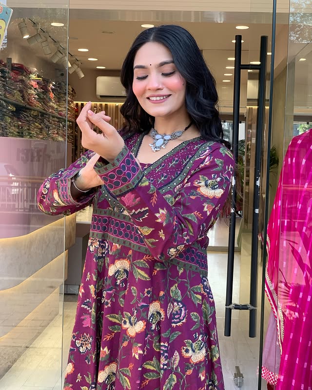 Look straight out of a dreamy movie set as you turn around and walk in this elegant flaired suit ! The perfect of traditional wear(WARED10)