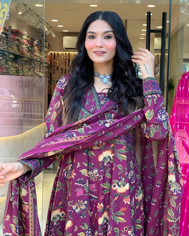 Look straight out of a dreamy movie set as you turn around and walk in this elegant flaired suit ! The perfect of traditional wear(WARED10)
