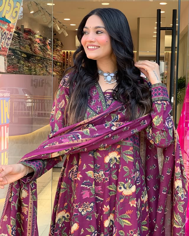 Look straight out of a dreamy movie set as you turn around and walk in this elegant flaired suit ! The perfect of traditional wear(WARED10)