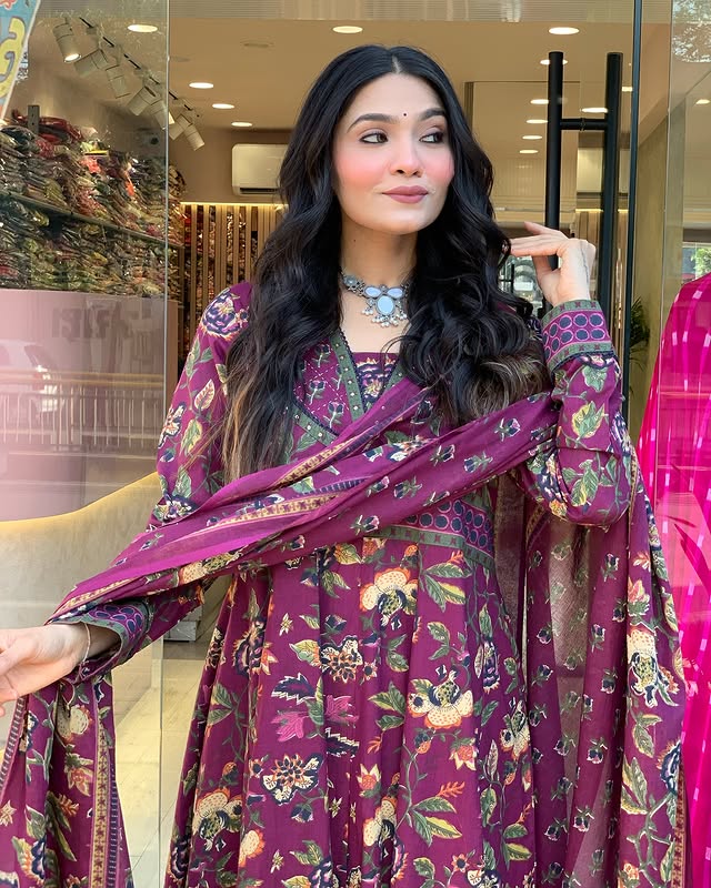 Look straight out of a dreamy movie set as you turn around and walk in this elegant flaired suit ! The perfect of traditional wear(WARED10)