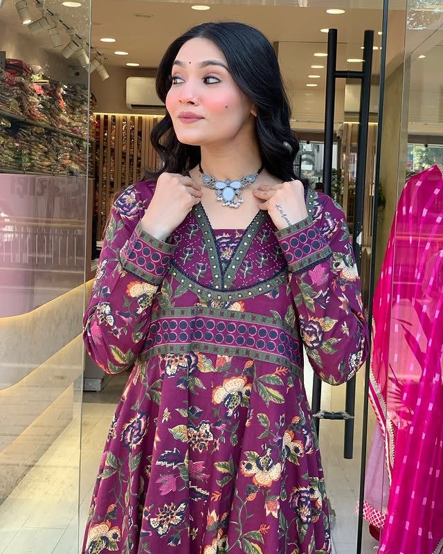Look straight out of a dreamy movie set as you turn around and walk in this elegant flaired suit ! The perfect of traditional wear(WARED10)