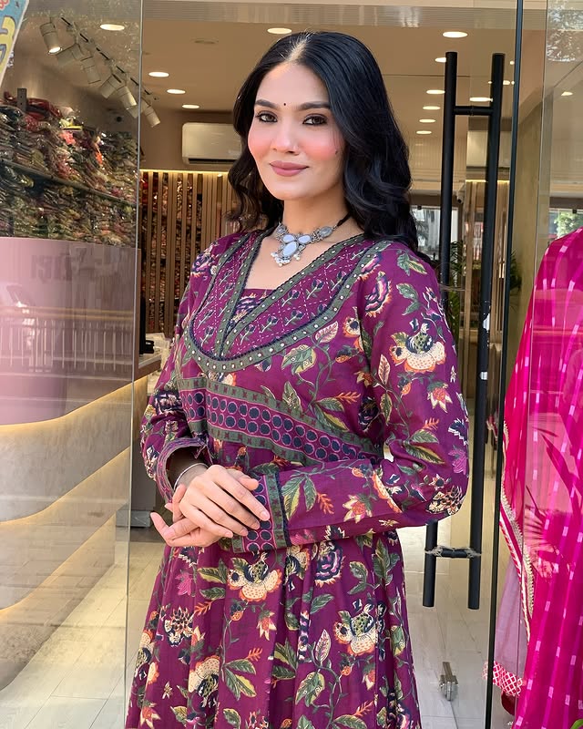Look straight out of a dreamy movie set as you turn around and walk in this elegant flaired suit ! The perfect of traditional wear(WARED10)