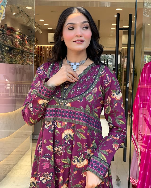 Look straight out of a dreamy movie set as you turn around and walk in this elegant flaired suit ! The perfect of traditional wear(WARED10)