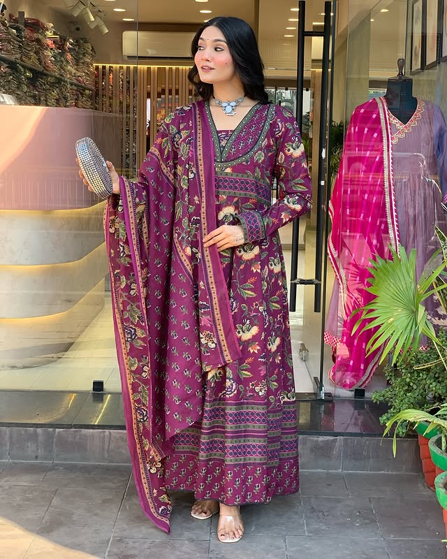 Look straight out of a dreamy movie set as you turn around and walk in this elegant flaired suit ! The perfect of traditional wear(WARED10)