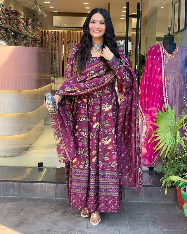Look straight out of a dreamy movie set as you turn around and walk in this elegant flaired suit ! The perfect of traditional wear(WARED10)