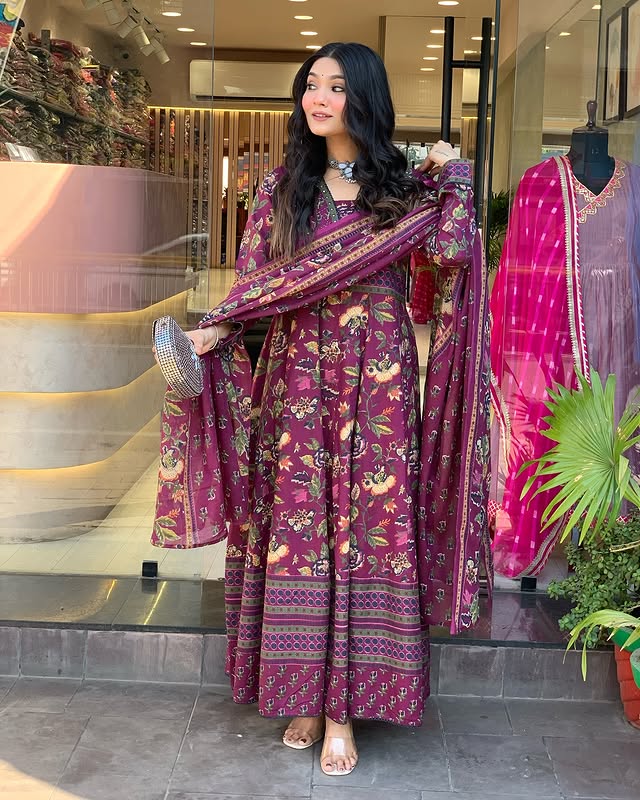 Look straight out of a dreamy movie set as you turn around and walk in this elegant flaired suit ! The perfect of traditional wear(WARED10)