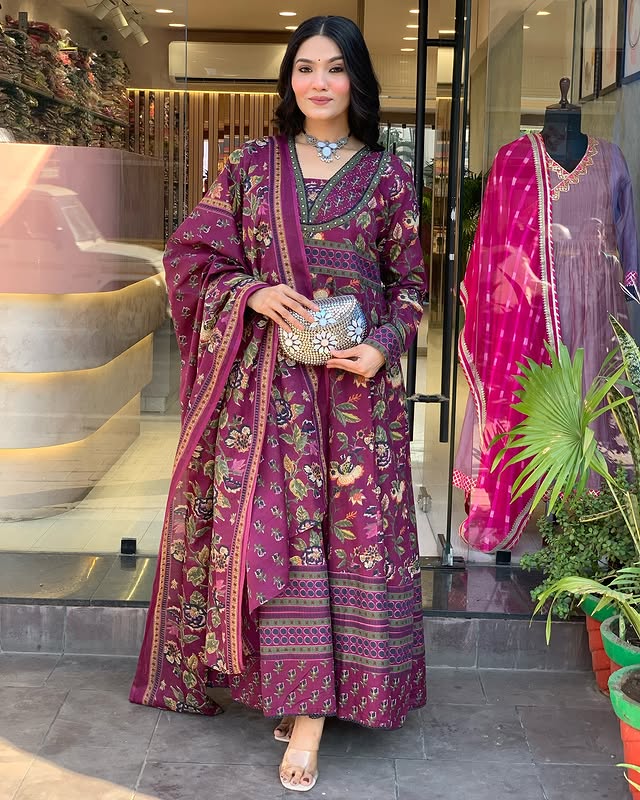 Look straight out of a dreamy movie set as you turn around and walk in this elegant flaired suit ! The perfect of traditional wear(WARED10)