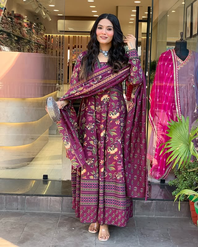 Look straight out of a dreamy movie set as you turn around and walk in this elegant flaired suit ! The perfect of traditional wear(WARED10)