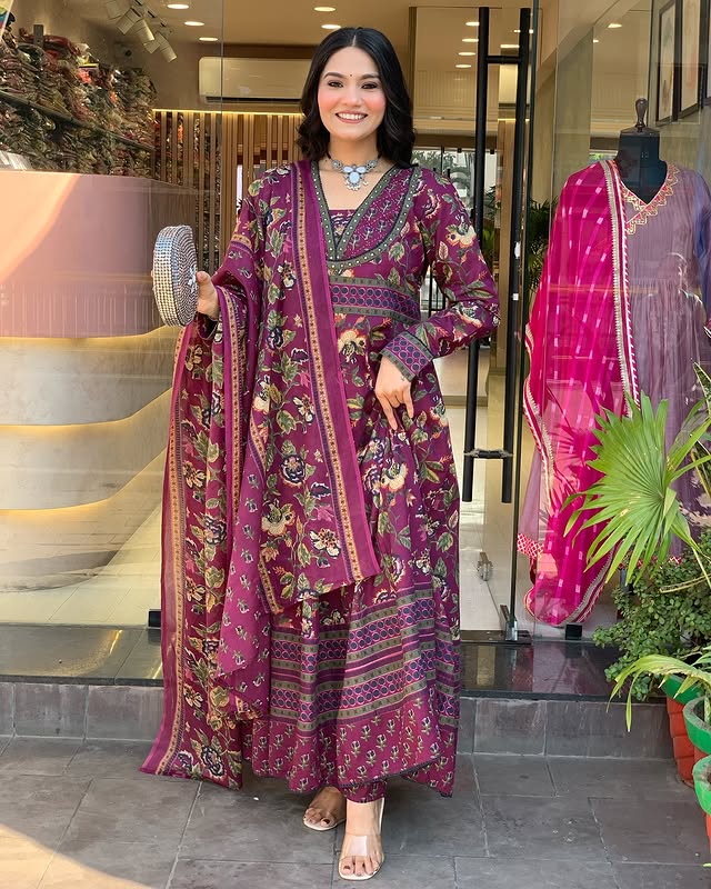 Look straight out of a dreamy movie set as you turn around and walk in this elegant flaired suit ! The perfect of traditional wear(WARED10)