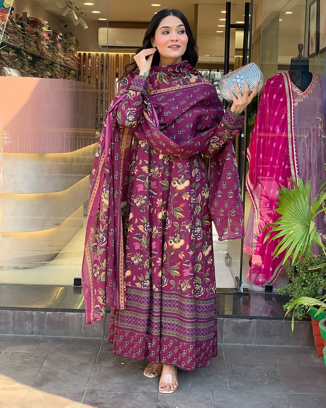 Look straight out of a dreamy movie set as you turn around and walk in this elegant flaired suit ! The perfect of traditional wear(WARED10)