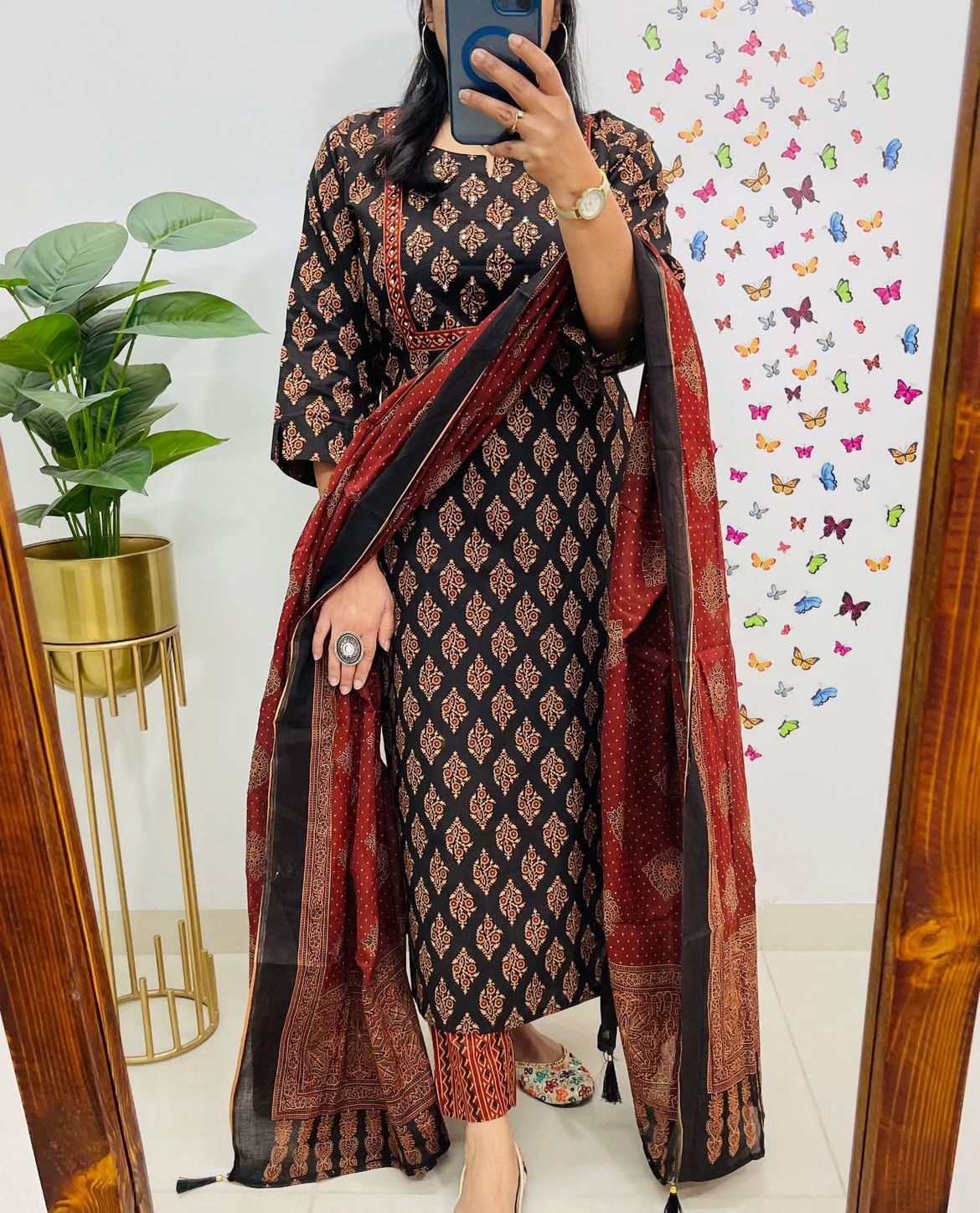 Look straight out of a dreamy movie set as you turn around and walk in this elegant flaired suit (WARED421)