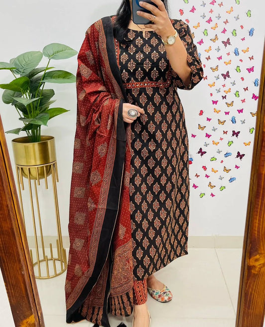Look straight out of a dreamy movie set as you turn around and walk in this elegant flaired suit (WARED421)