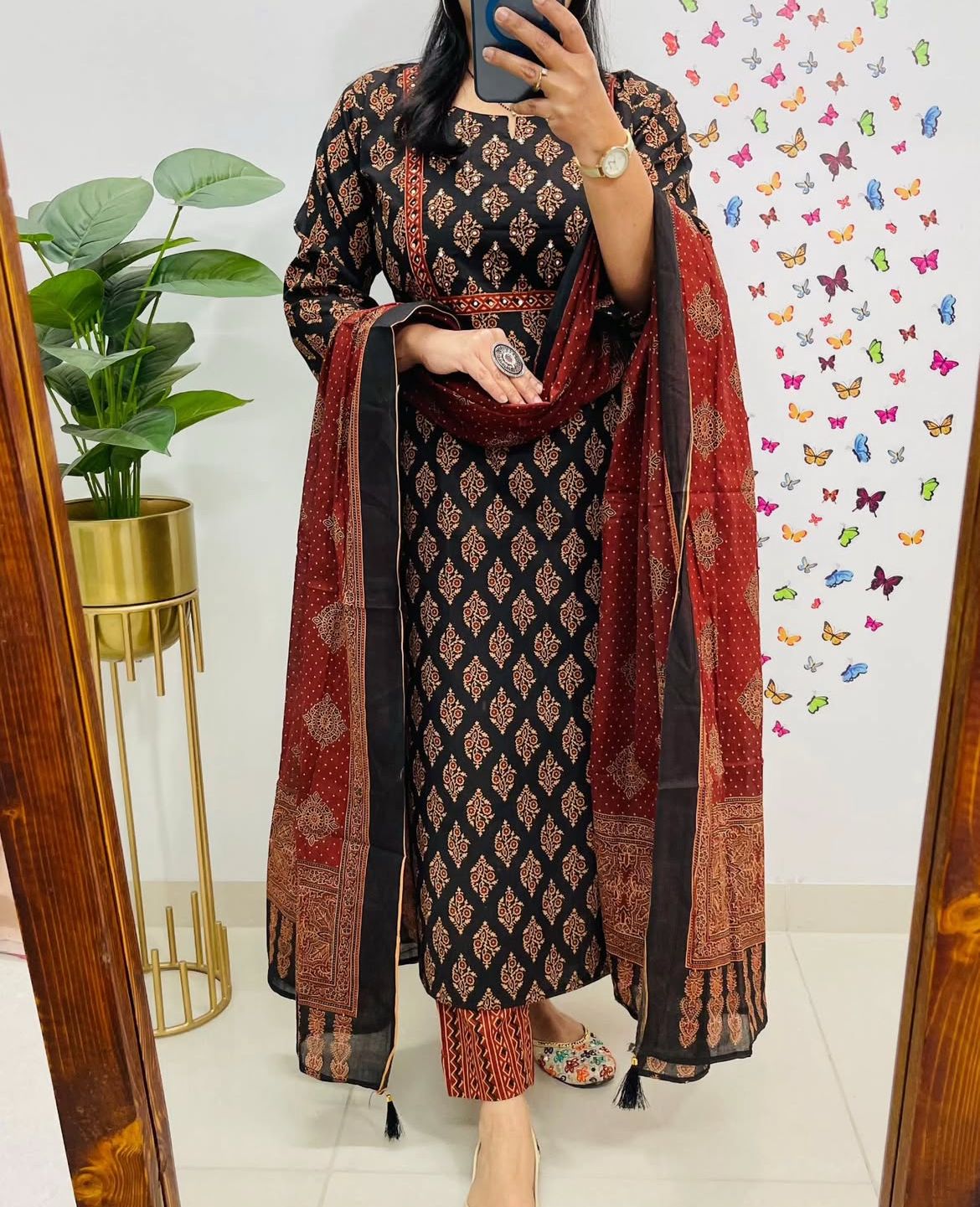 Look straight out of a dreamy movie set as you turn around and walk in this elegant flaired suit (WARED421)