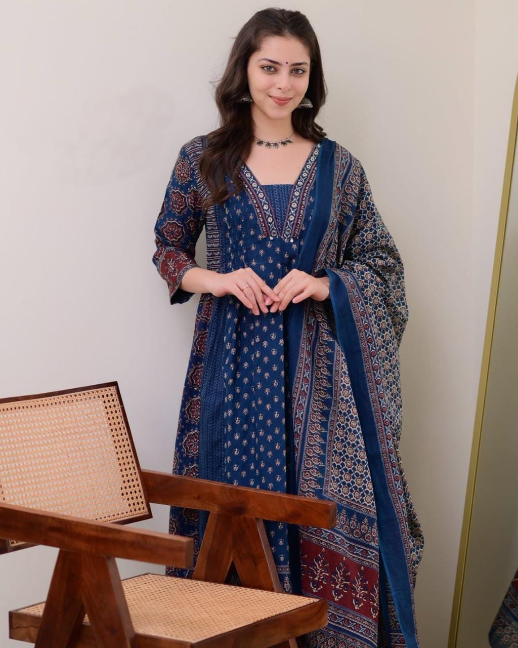 Featuring beautiful Heavy Suit Set which is beautifully decorated with handwork weaving and prints. (WARED431)