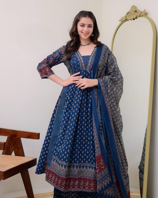 Featuring beautiful Heavy Suit Set which is beautifully decorated with handwork weaving and prints. (WARED431)