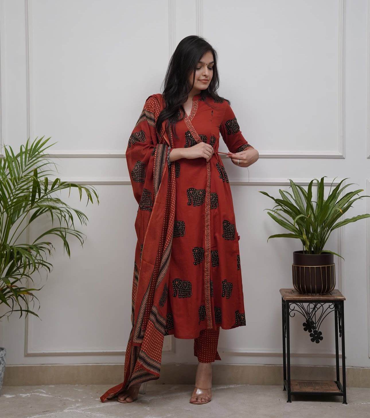 Featuring beautiful Heavy Suit Set which is beautifully decorated with handwork weaving and prints. It i paired with matching pants and dupatta (WARED442)