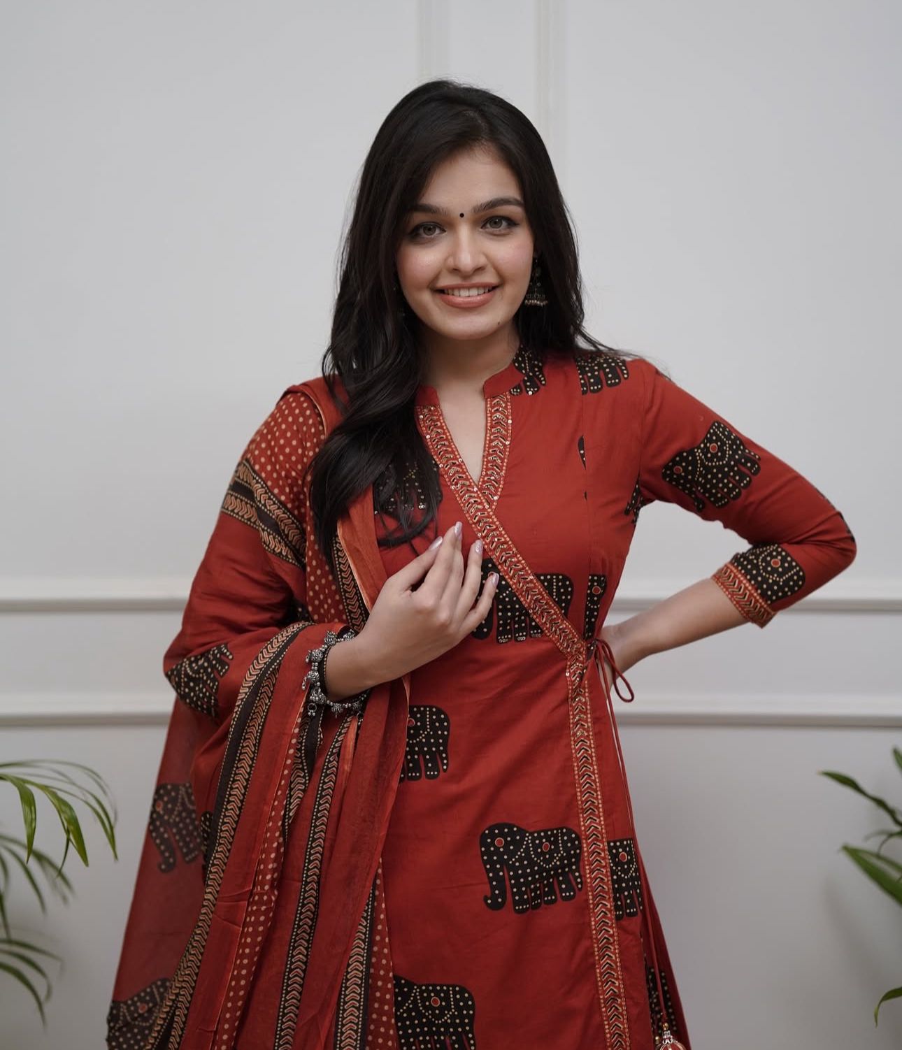 Featuring beautiful Heavy Suit Set which is beautifully decorated with handwork weaving and prints. It i paired with matching pants and dupatta (WARED442)