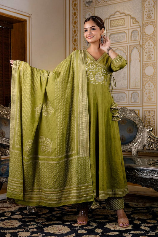 Trending Styling in Famous Floral Embroidery(WARED443)