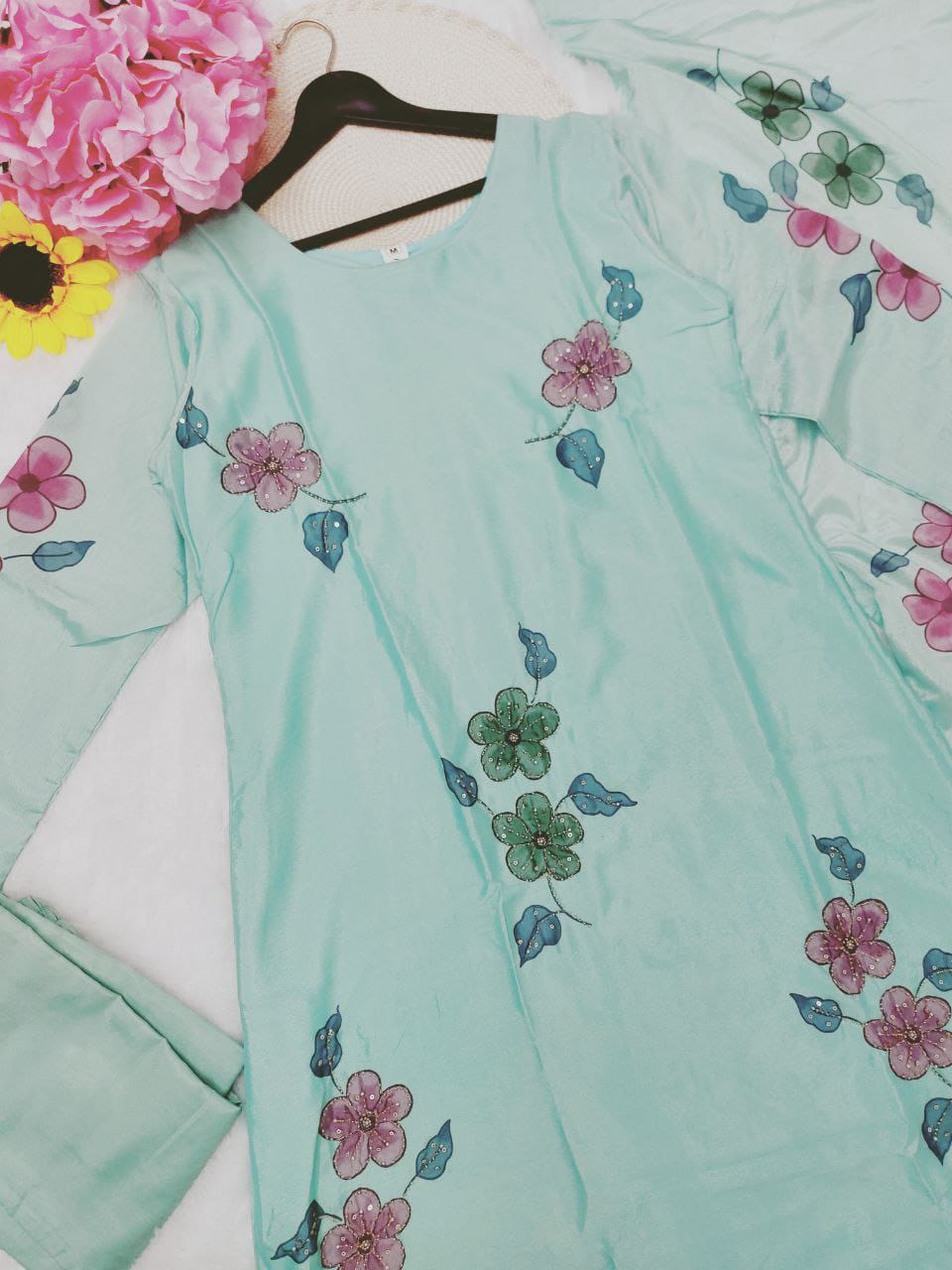 Featuring beautiful Heavy Set which is beautifully decorated All over Handwork🪡on suit and digital print. (RRRD04) 02